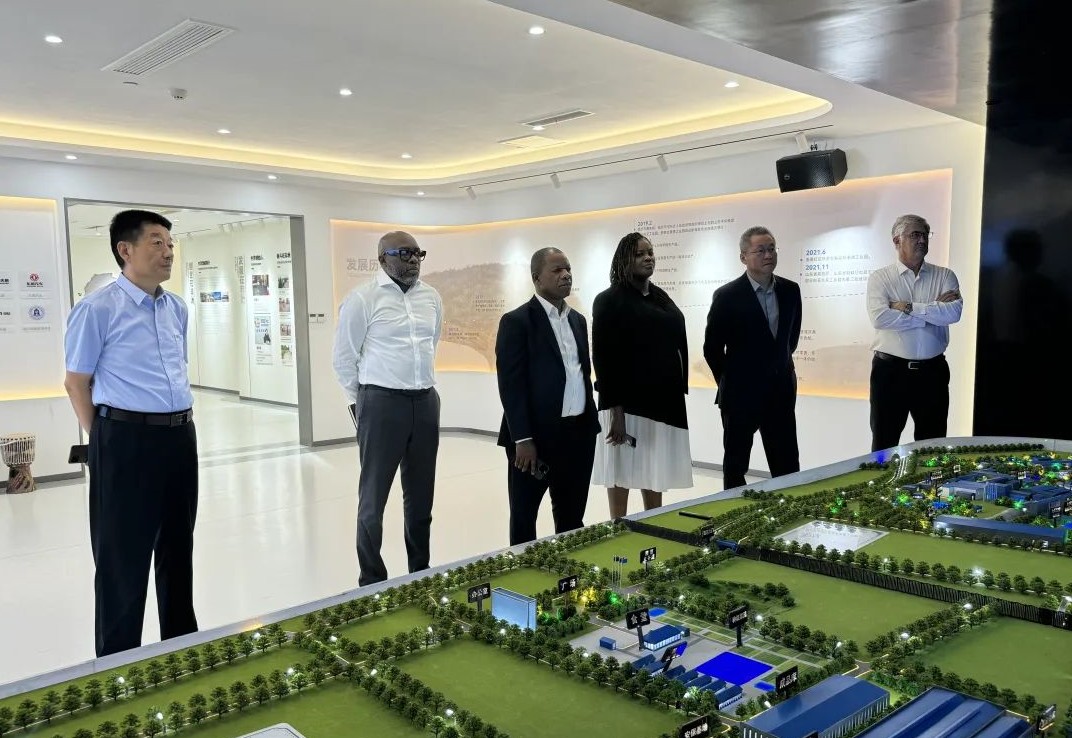 Title: The Head of Standard Bank Nigeria, South Africa, Visits the Group for Inspection and Exchange